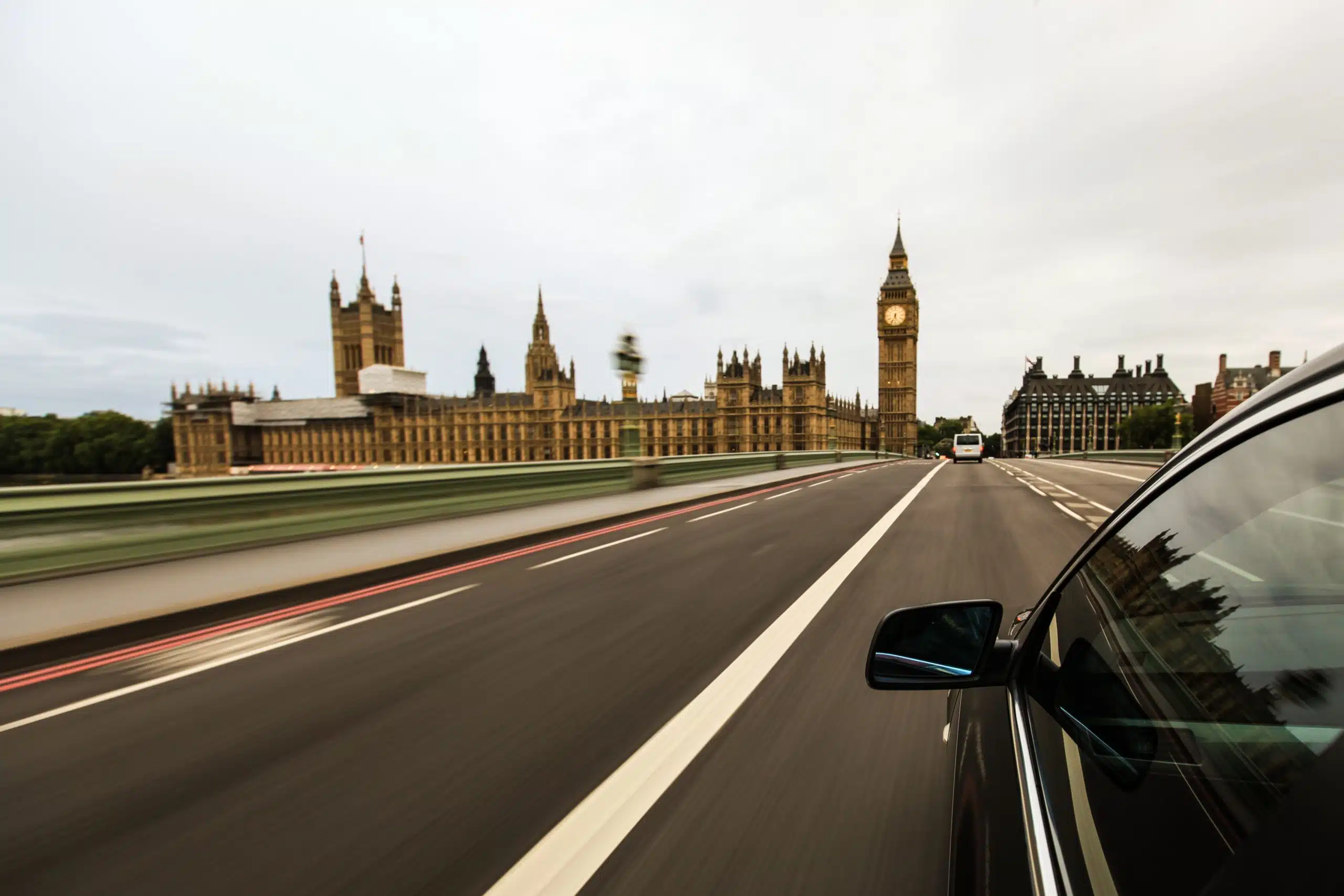 Car,Driving,Fast,In,City,Of,London.